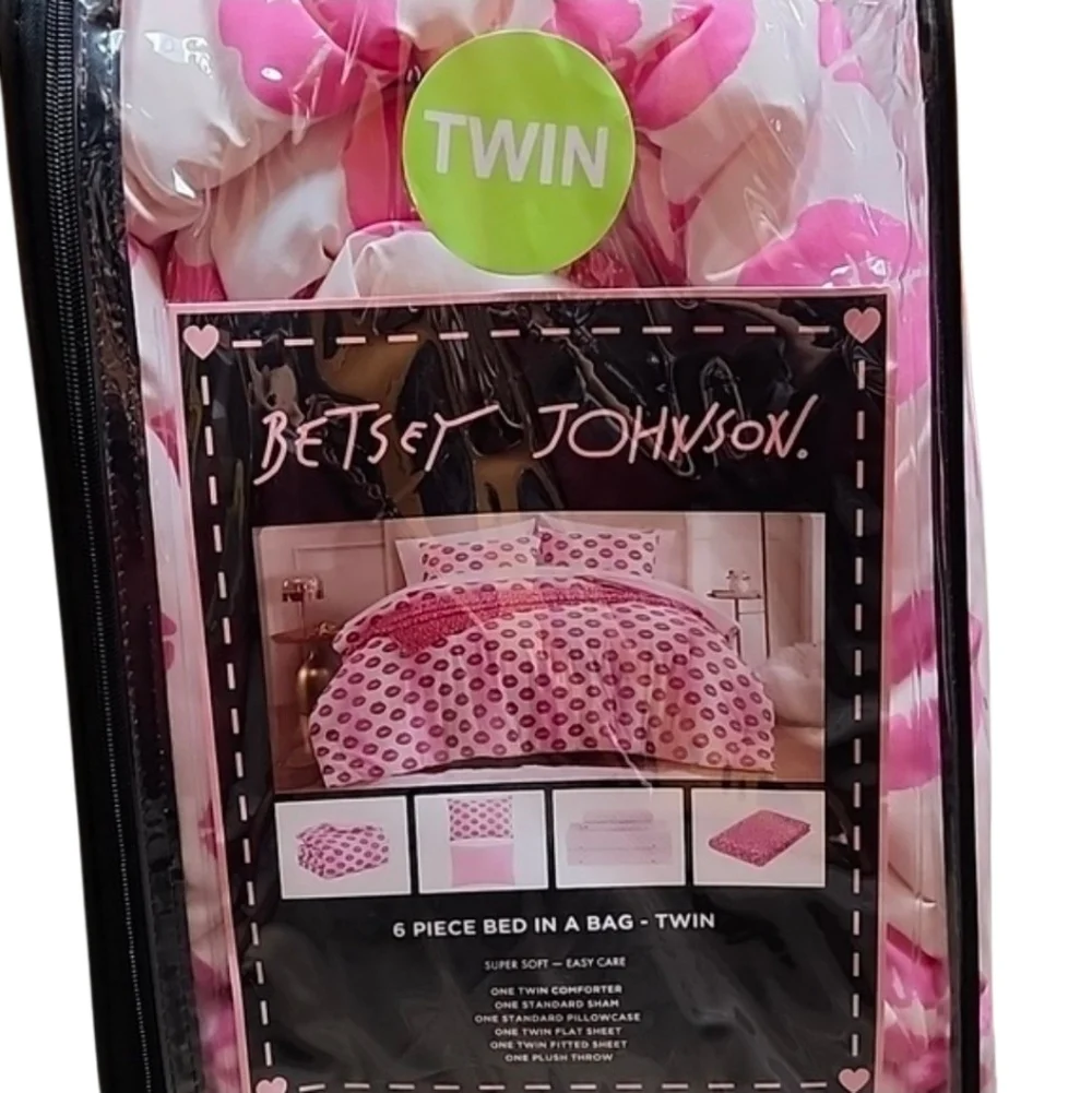 Betsey Johnson 6 Piece Bed In A Bag Pink Lip Print & Hearts Twin Bed Set NWT